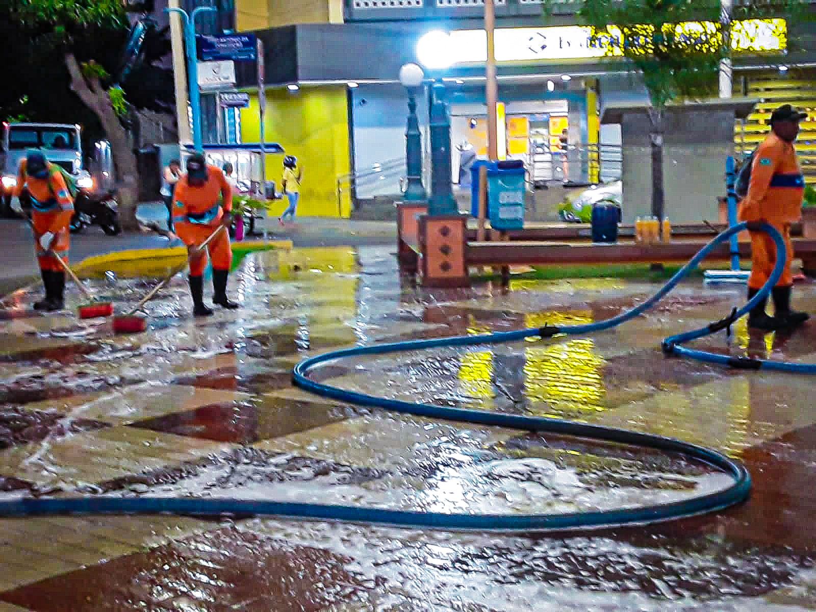 Mutirão de limpeza avança chegando à Praça da Catedral