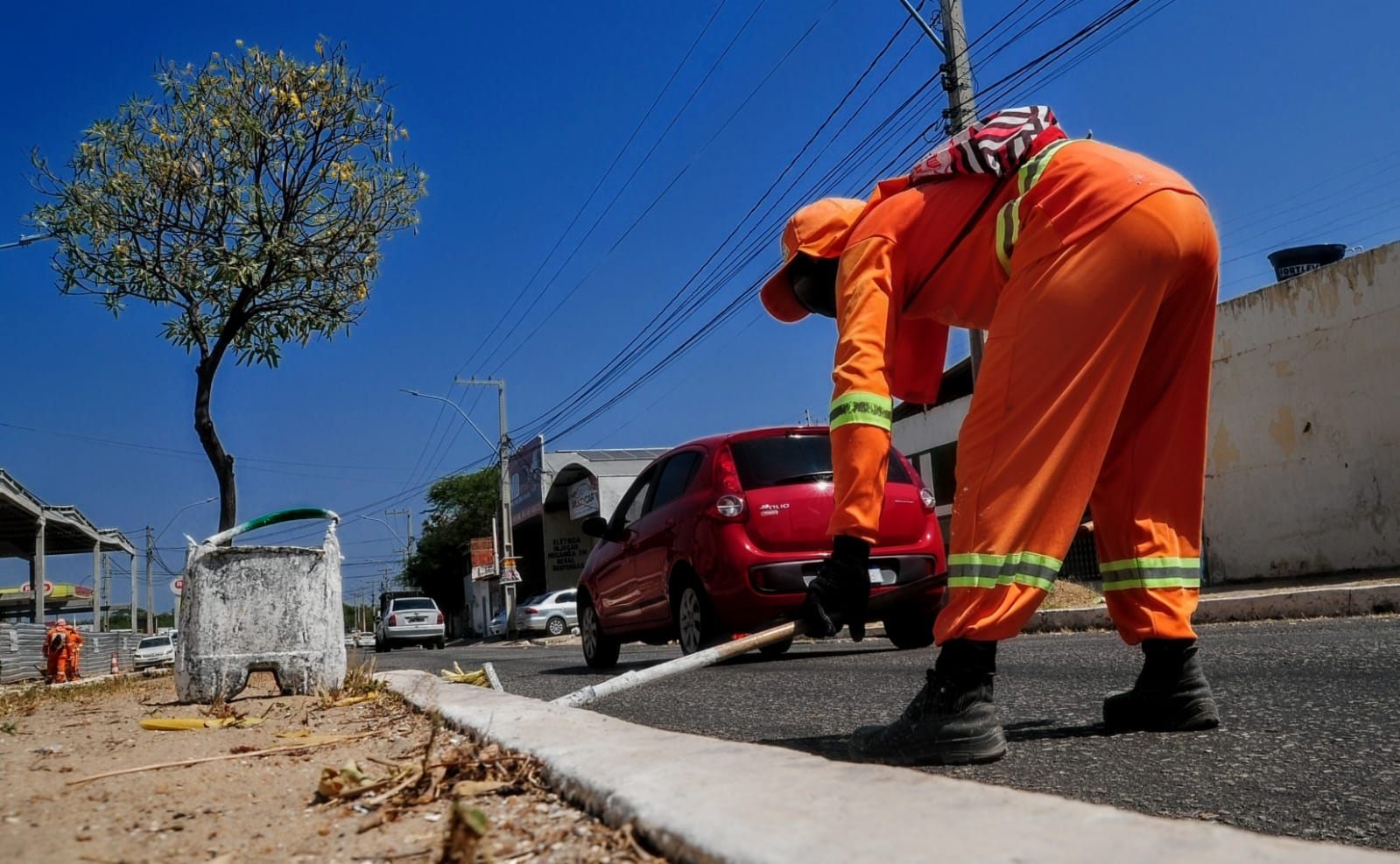 Equipes do “Mossoró Limpa” realizam serviços na Avenida Coelho Neto