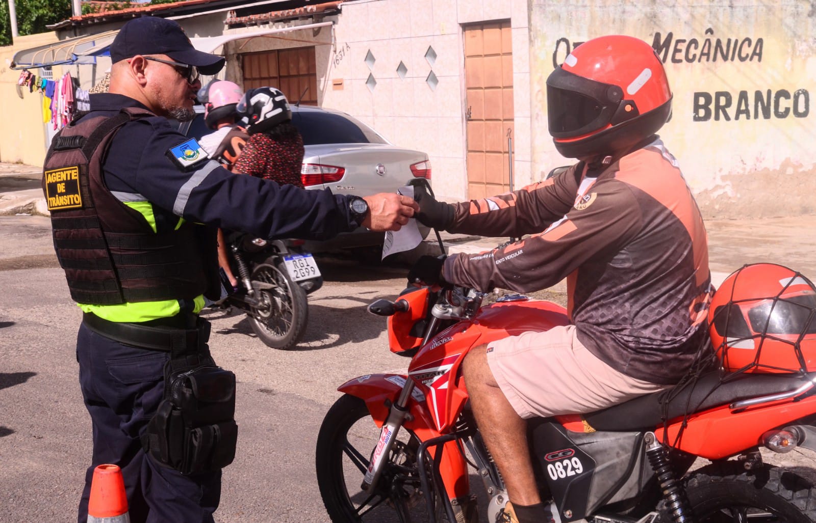 Blitz educativa do "Maio Amarelo" orienta condutores sobre um trânsito seguro