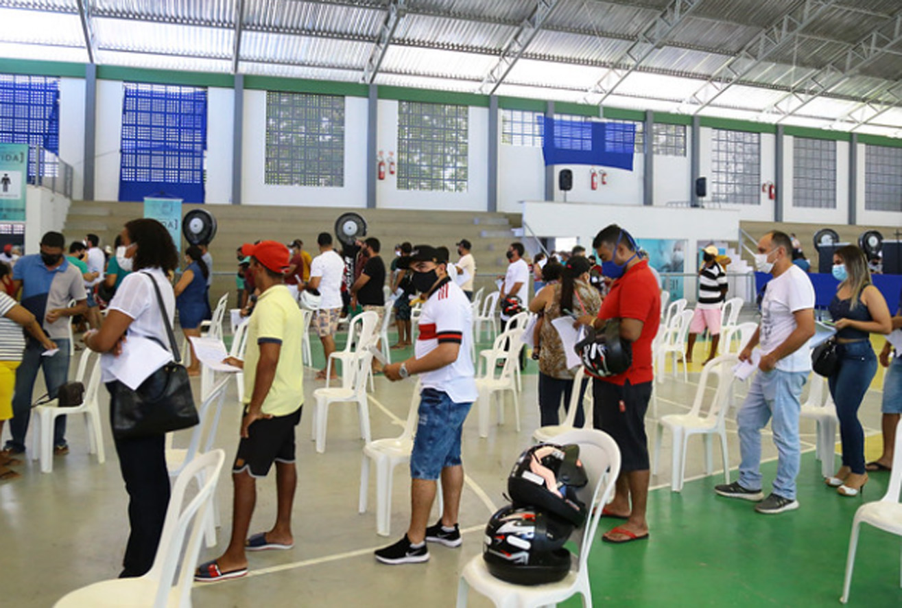 Trabalhadores da limpeza e pessoas acima de 37 anos começam a tomar a 1ª dose