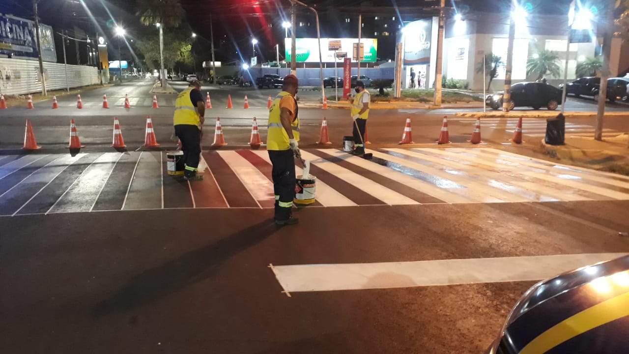 Faixas de pedestres ganham nova pintura na avenida João da Escóssia