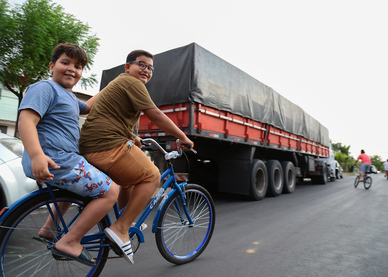 Prefeitura entrega a rua Dom Hélder Câmara transformada pelo programa “Asfalto no Bairro”