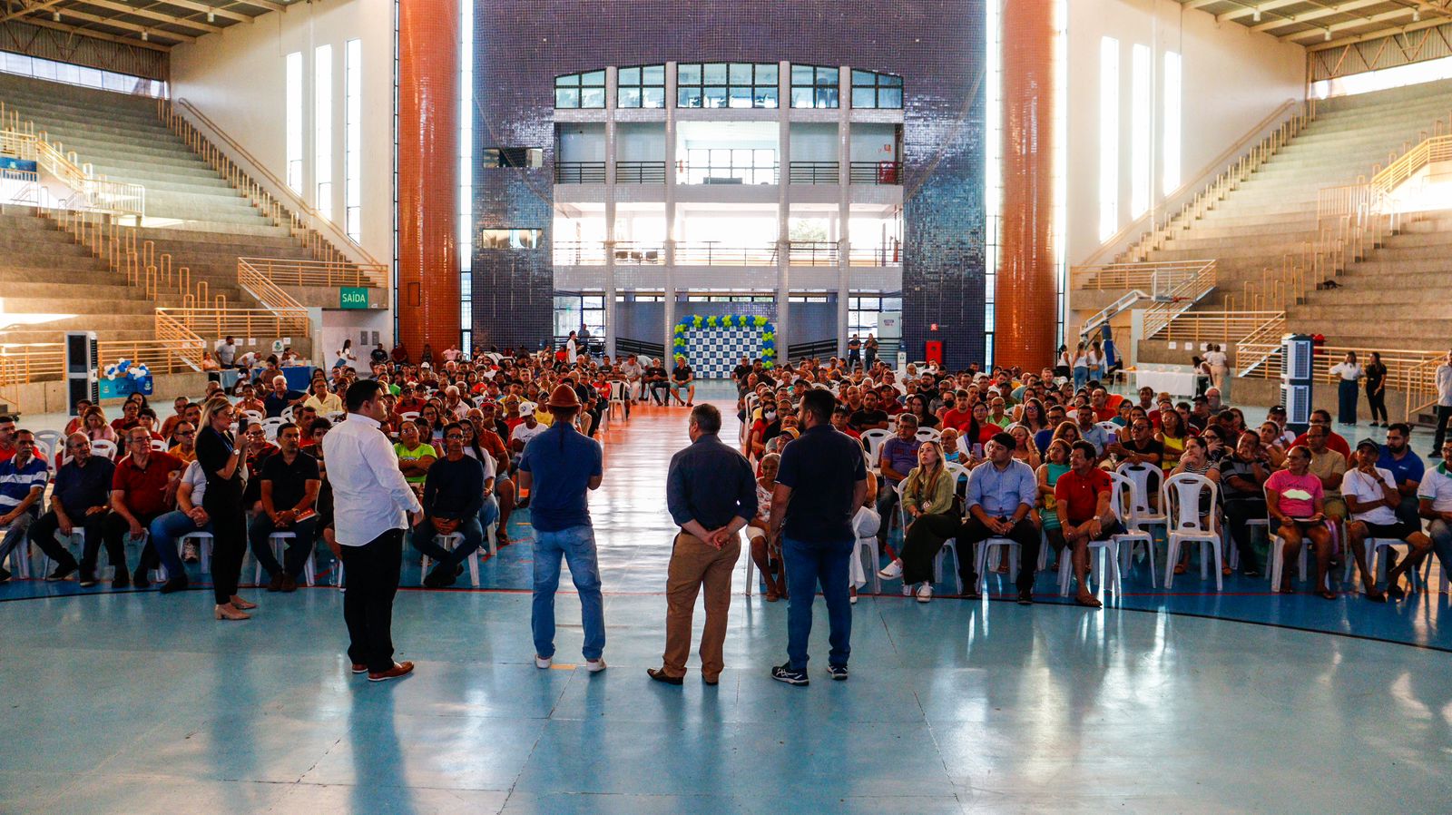 Prefeitura entrega carteiras a permissionários de mercados públicos e apresenta programa de benefícios