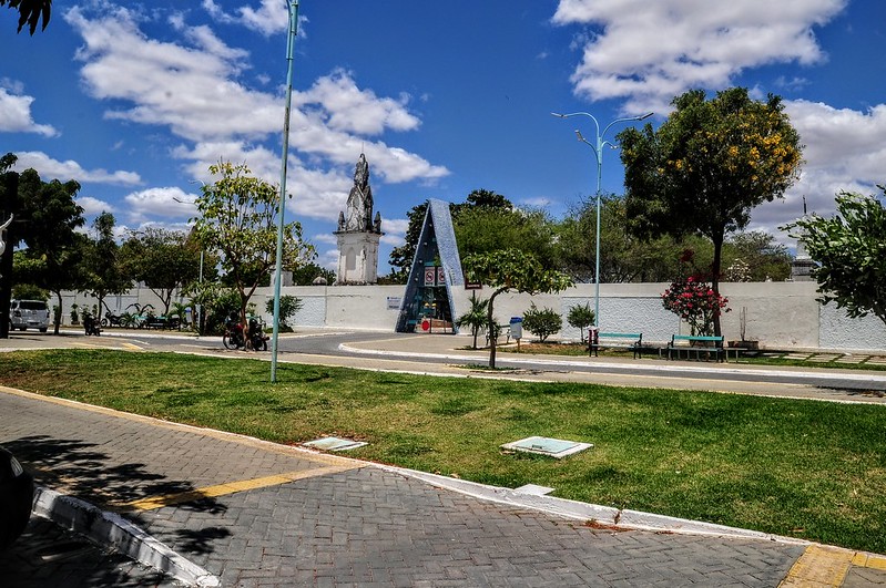 Prefeitura de Mossoró intensifica limpeza em cemitérios para o Dia de Finados