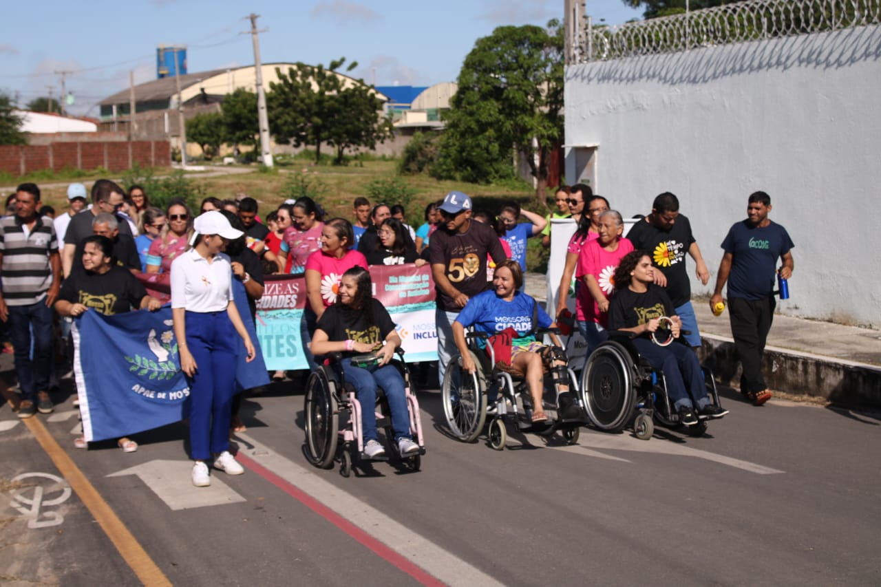 Caminhada da inclusão celebra asfalto novo de acesso à Apae