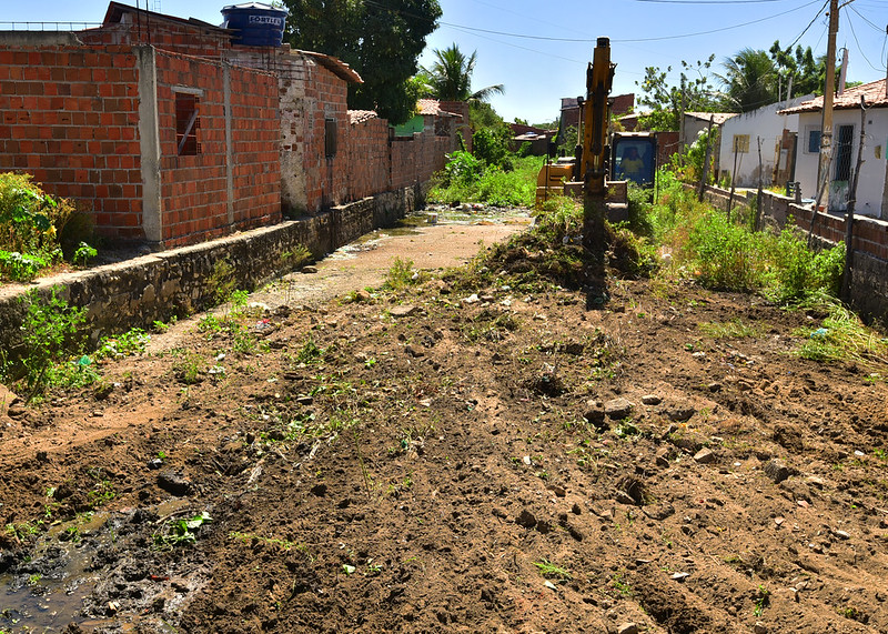 “Mossoró Limpa” - Prefeitura realiza limpeza do canal no bairro Barrocas