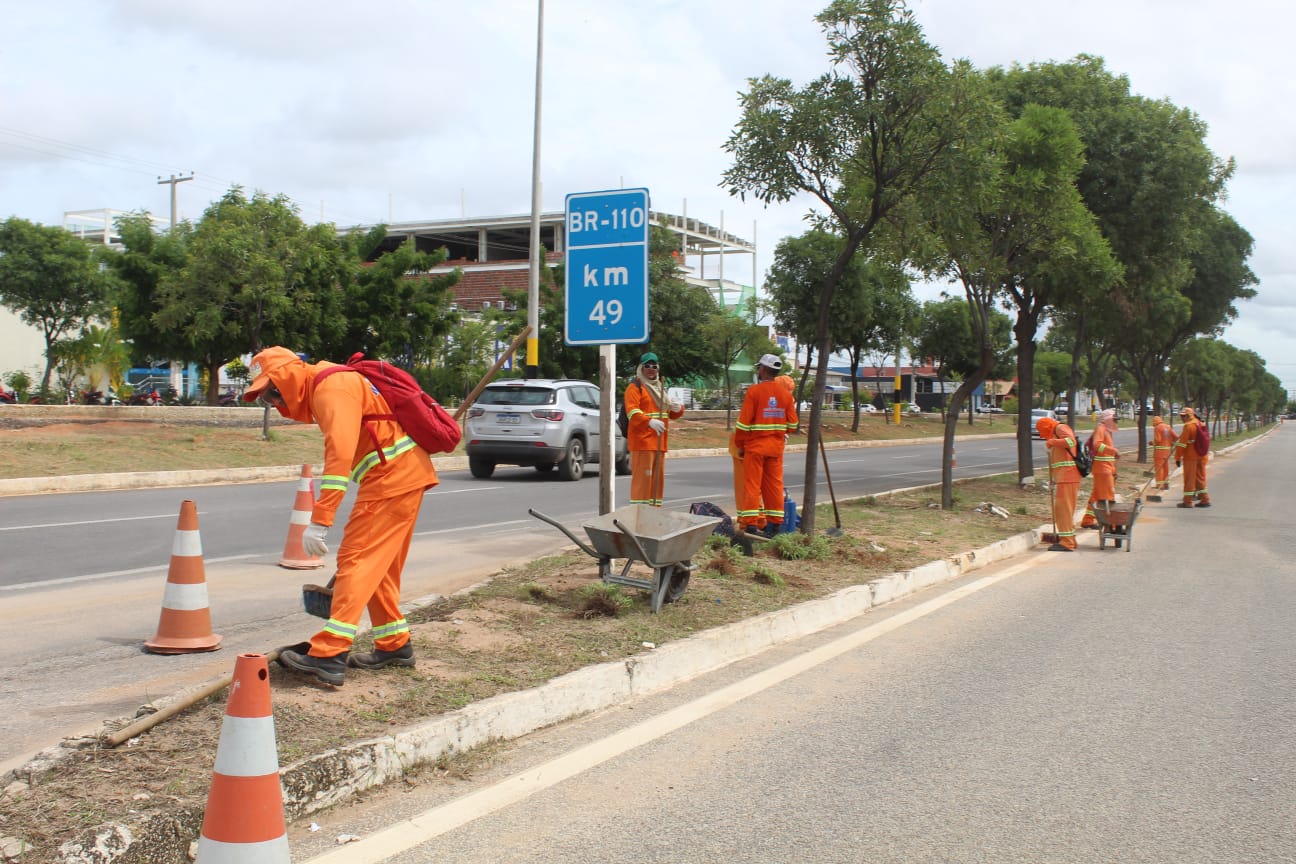 Equipes do Município intensificam serviços de limpeza em diversos pontos da cidade