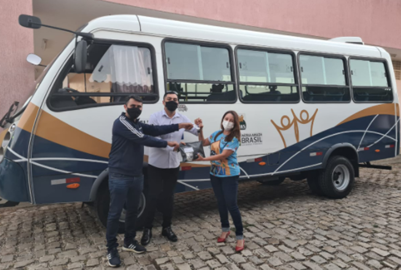 Mossoró recebe micro-ônibus adaptado para pessoas com deficiência física