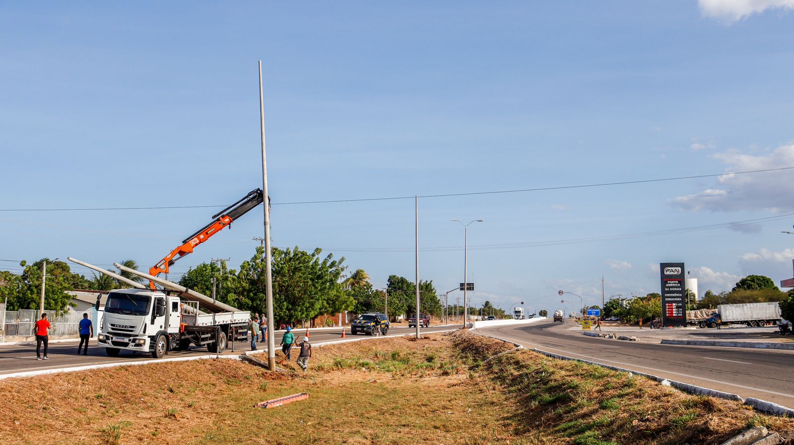 Prefeitura amplia iluminação em trecho de entrada da cidade na avenida Presidente Dutra