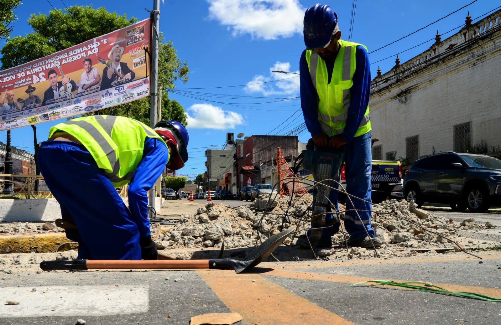 Recuperação de calhas de drenagem beneficia bairros da cidade