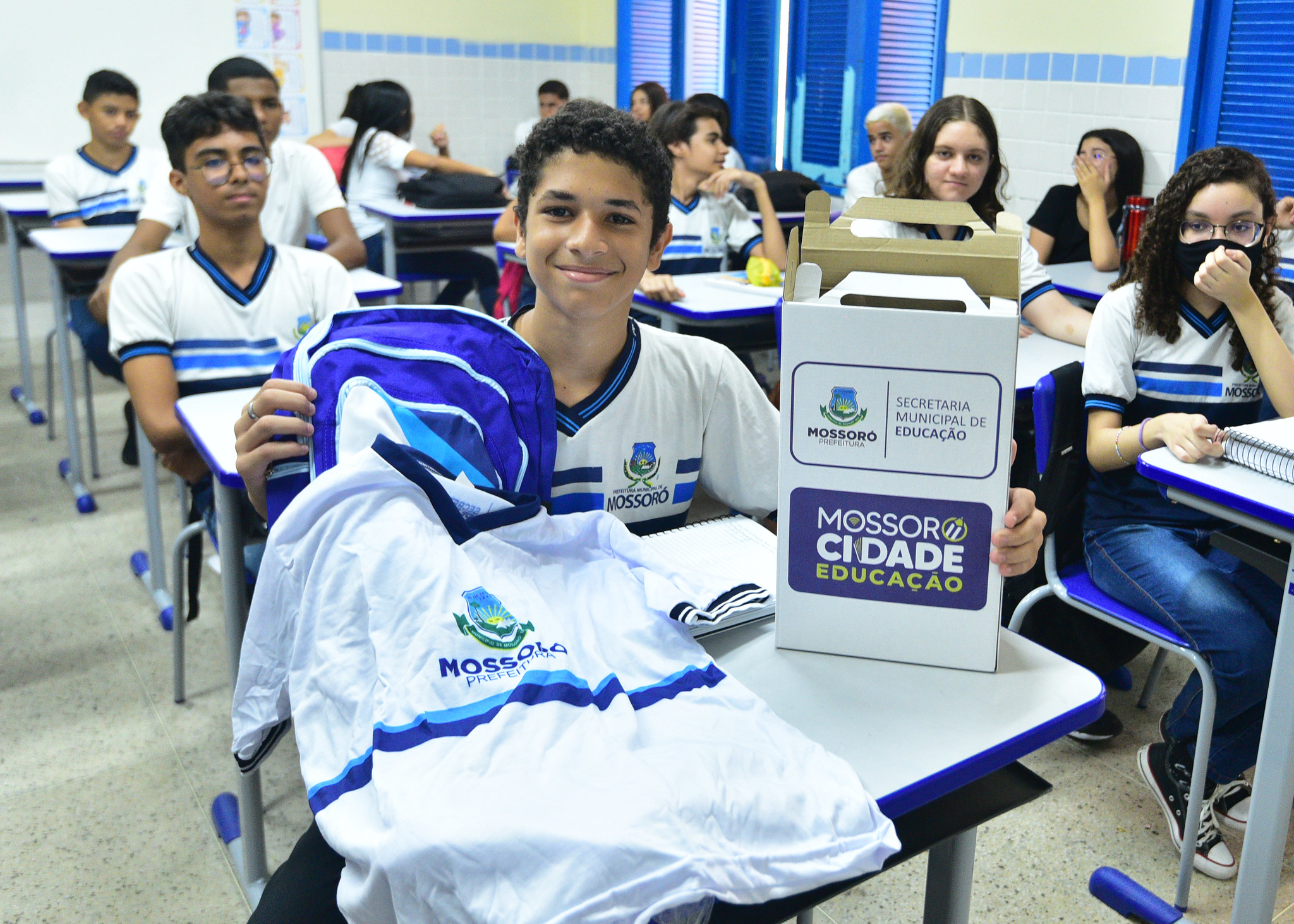 Alunos da Rede Municipal comemoram entrega de kits escolares pela Prefeitura de Mossoró