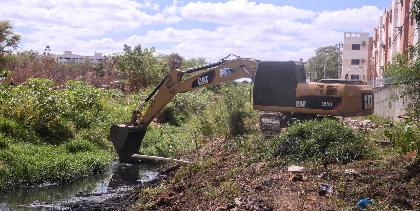 Secretaria de Infraestrutura de Mossoró limpa canal Sal Pinto