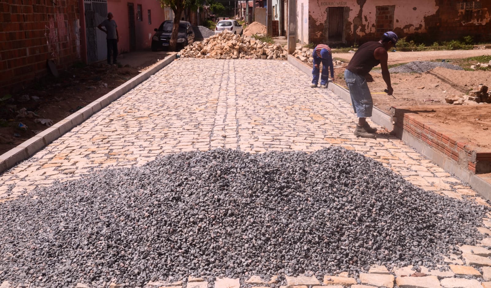 “Mais Calçamento”: Obras de pavimentação contemplam ruas do bairro Aeroporto II