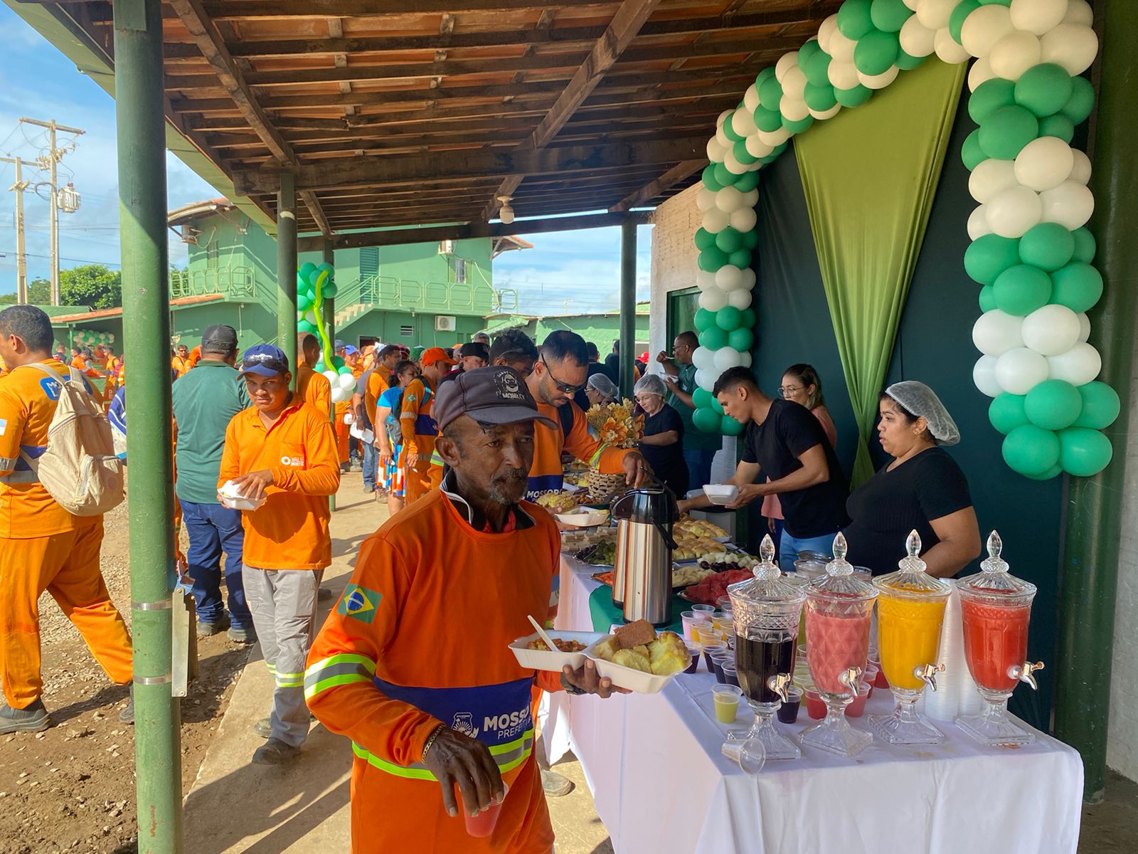 Prefeitura celebra 'Dia do Gari' com café da manhã especial