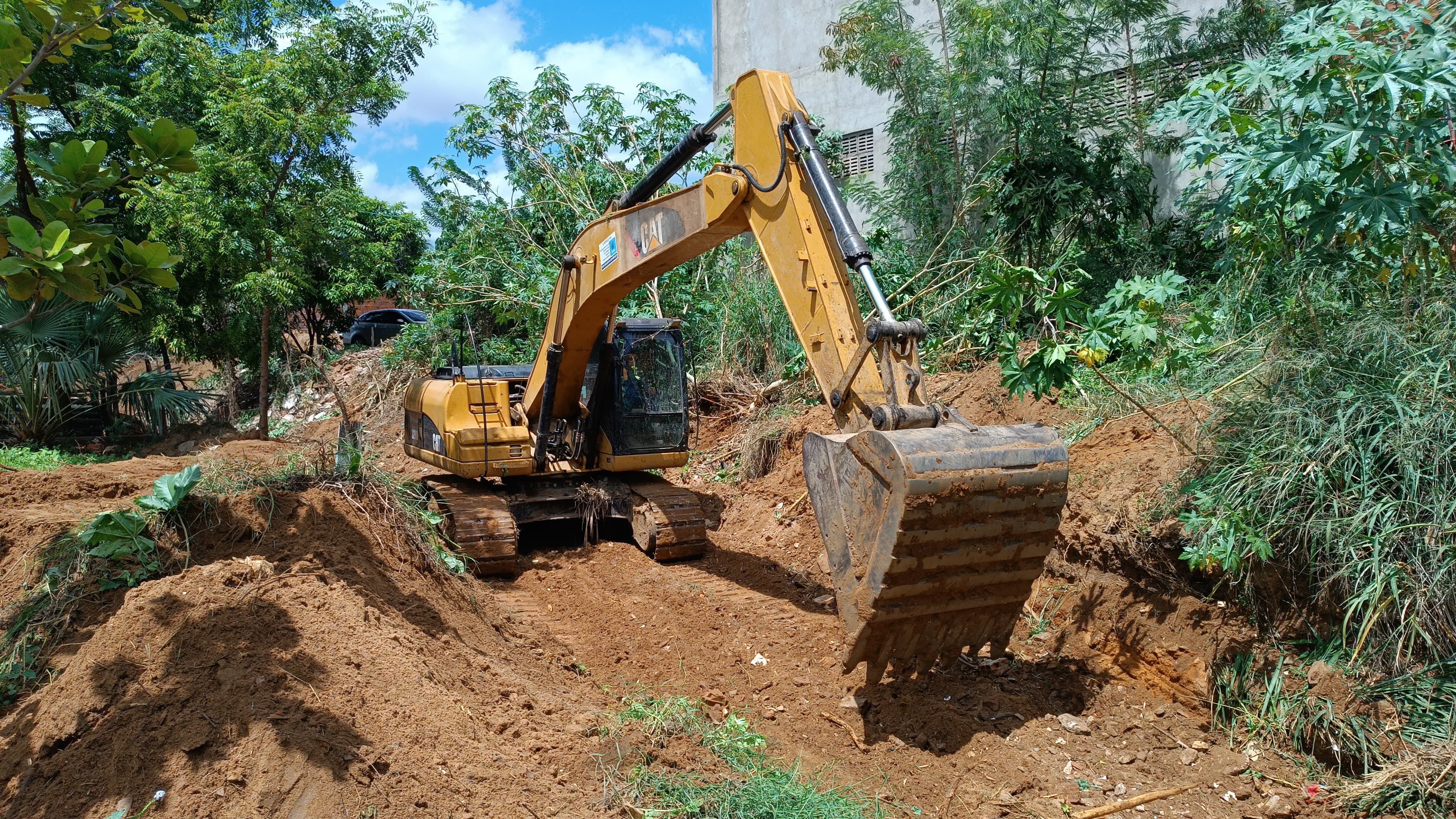 Prefeitura realiza limpeza no canal da comunidade Três Vinténs