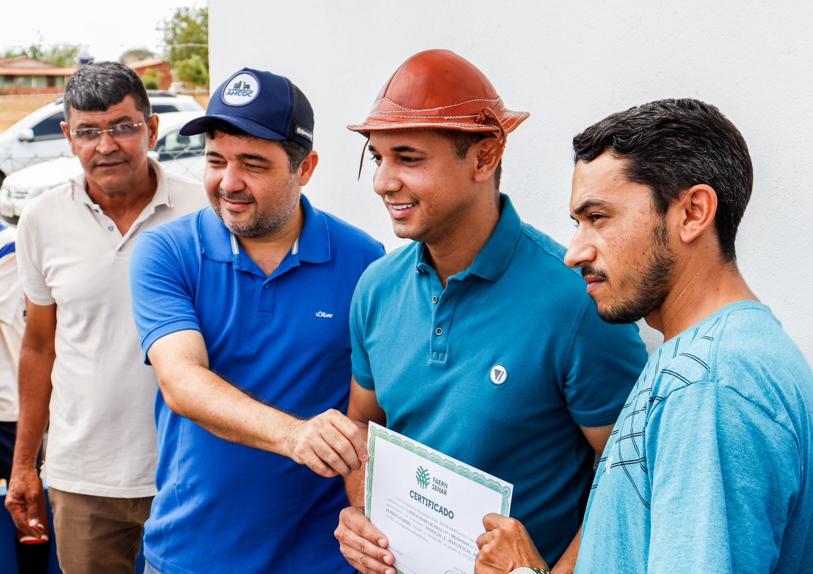 “Mossoró Rural”: Prefeitura entrega certificados do curso de operador de retroescavadeira