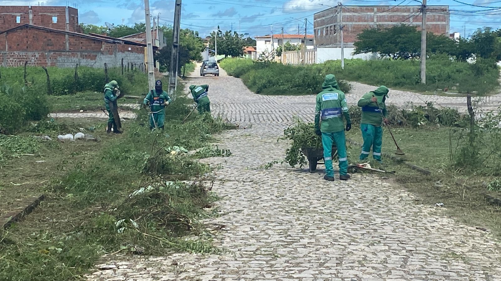 Prefeitura amplia ações do programa “Mossoró Limpa” com mutirão de limpeza em três bairros