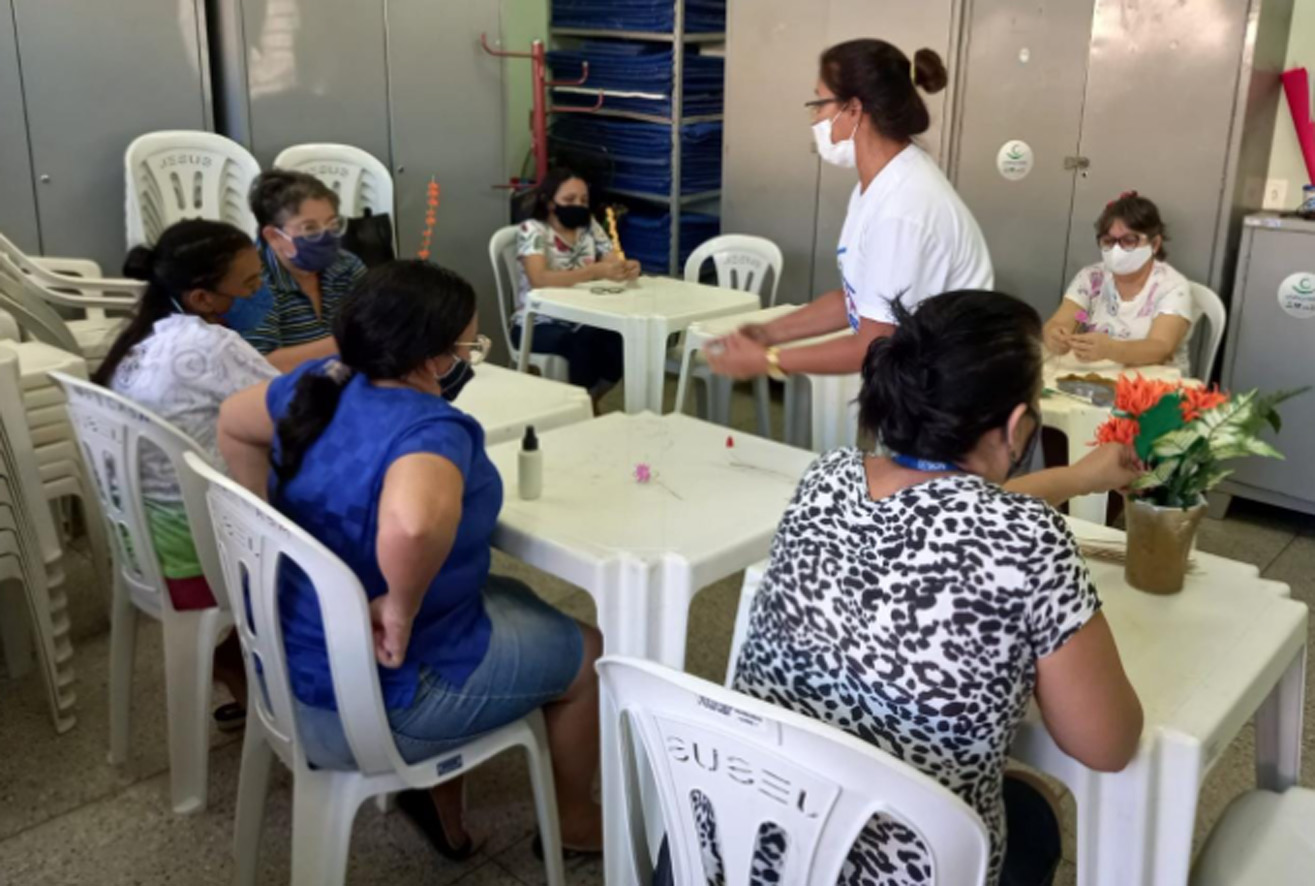 Oficinas de confecções de rosas decorativas e de EVA são ofertadas