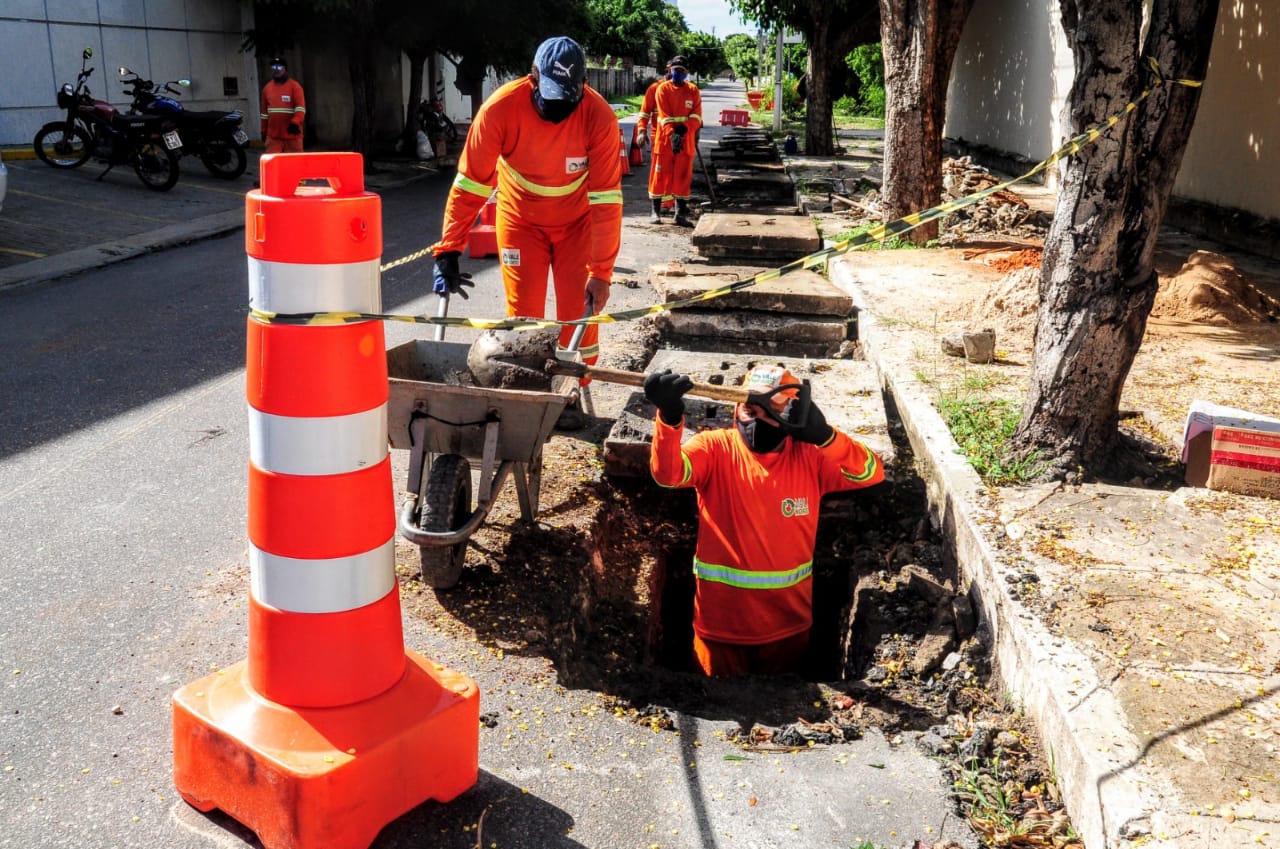 Prefeitura limpa rede de drenagem no Nova Betânia