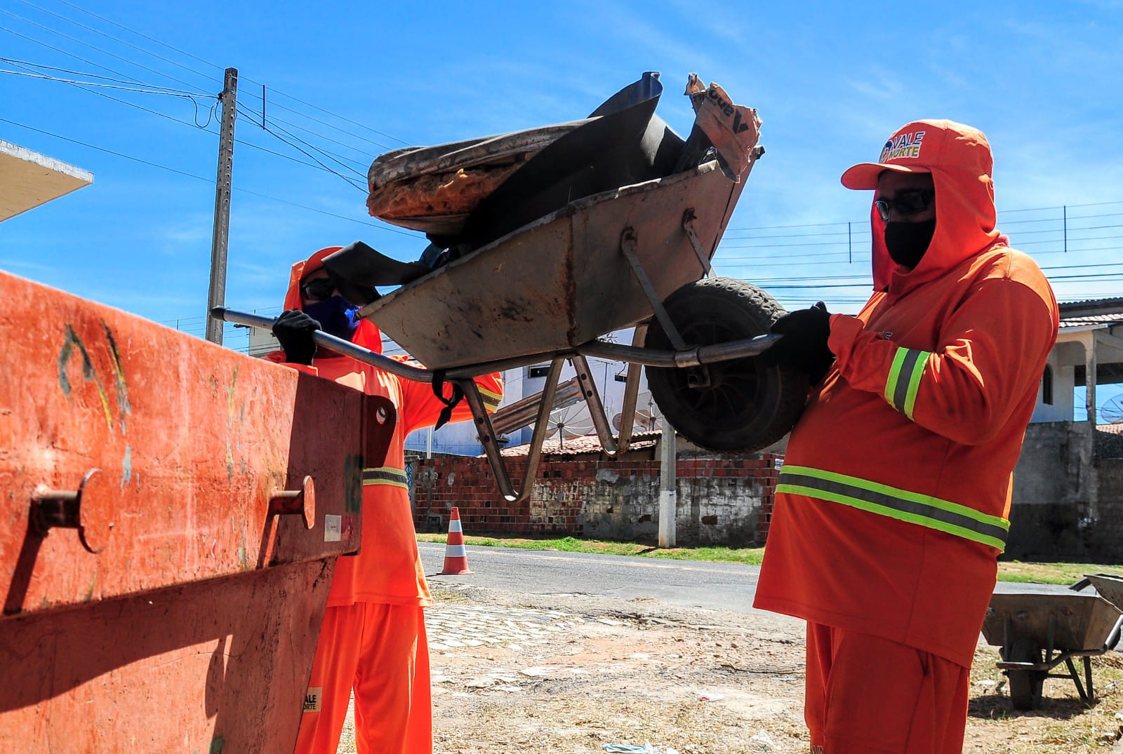 Campanha Mossoró Limpa orienta população para descarte correto do lixo