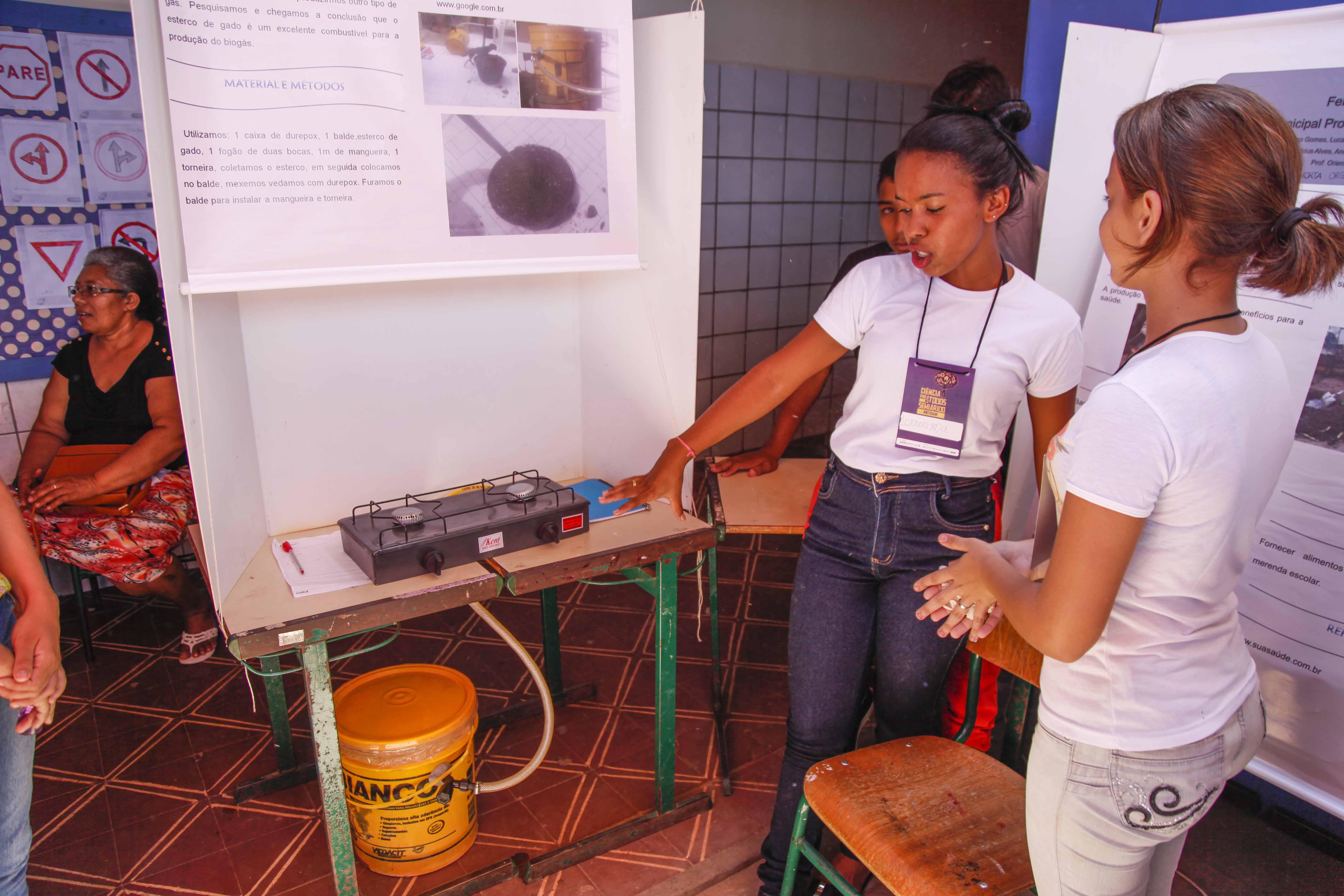 Escolas Municipais expõem projetos na 1ª Feira de Ciências da SEMEEL