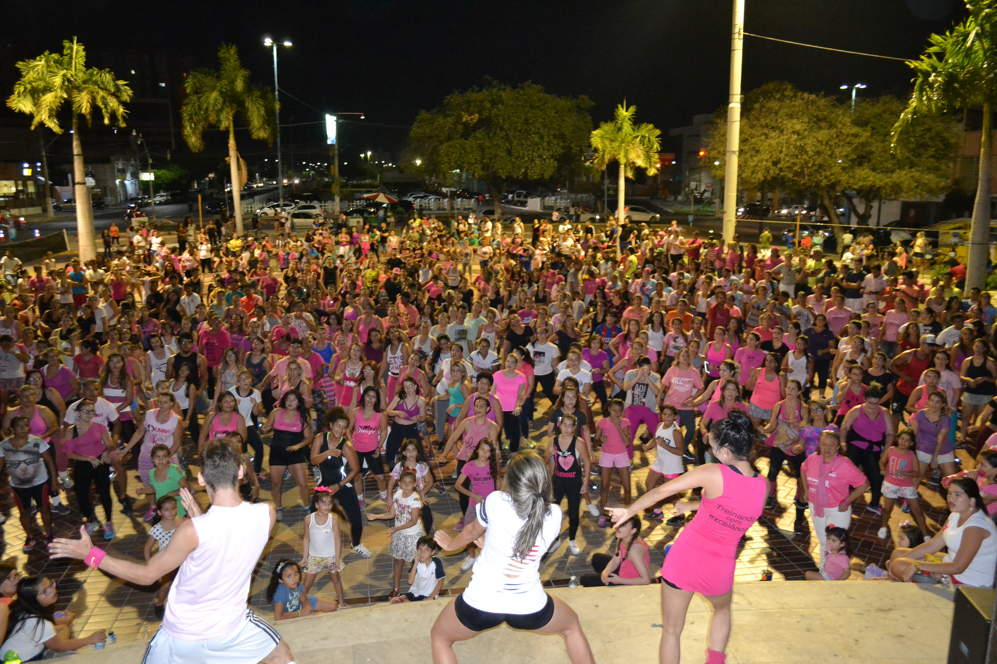 Caminhada das Vitoriosas movimenta Avenida Rio Branco