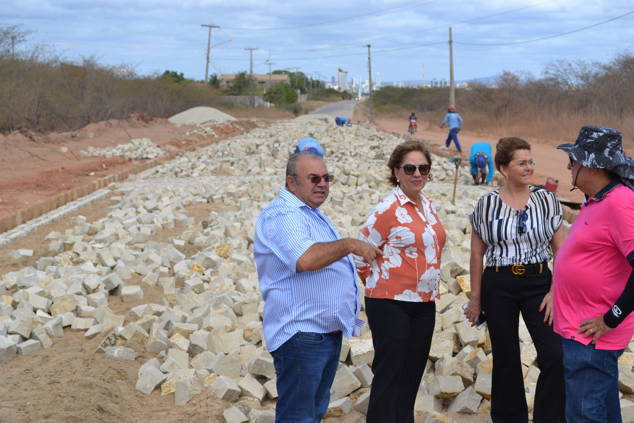 Prefeita visita Conjunto Odete Rosado e obras de acesso