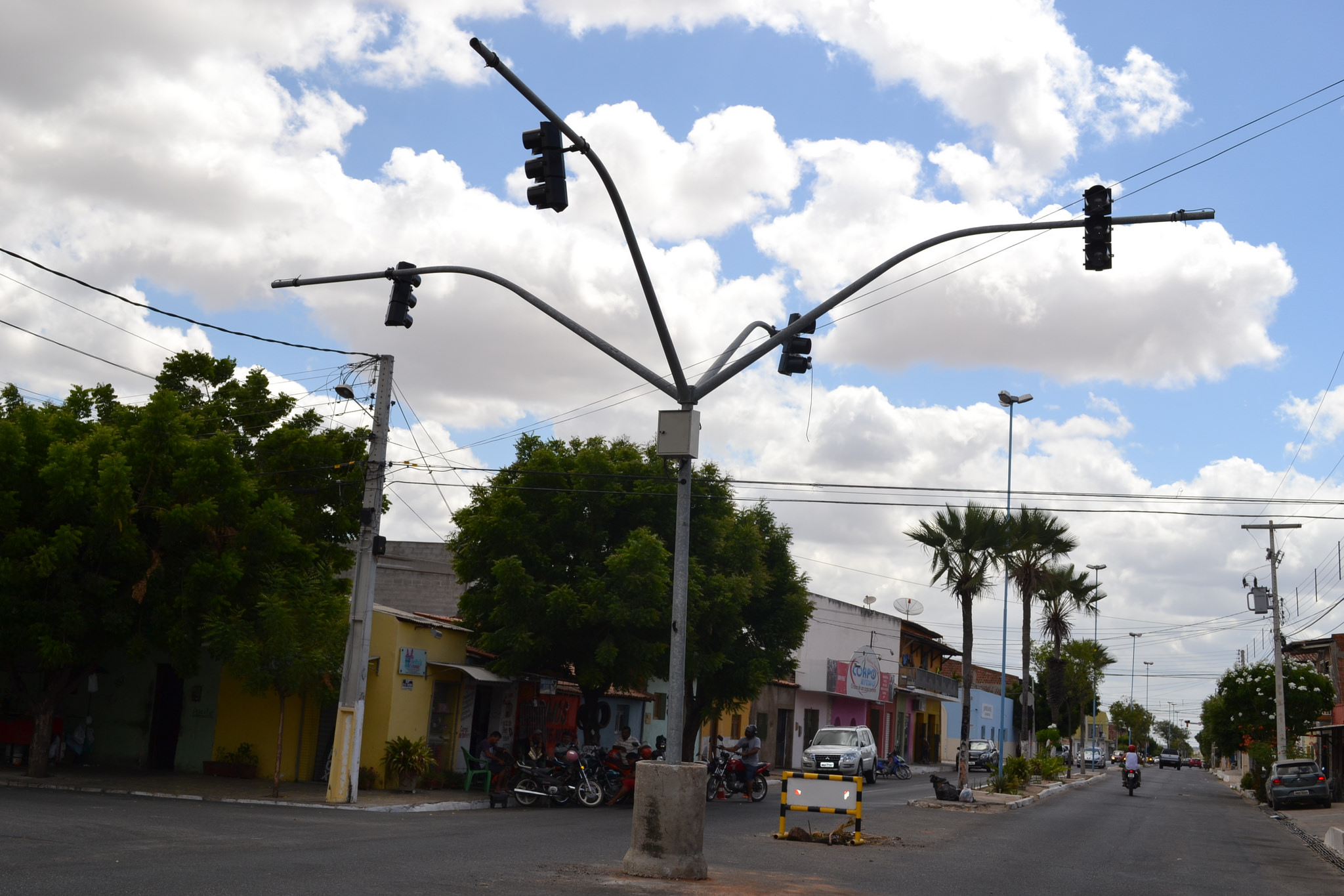 Prefeitura implanta novo semáforo em cruzamento 