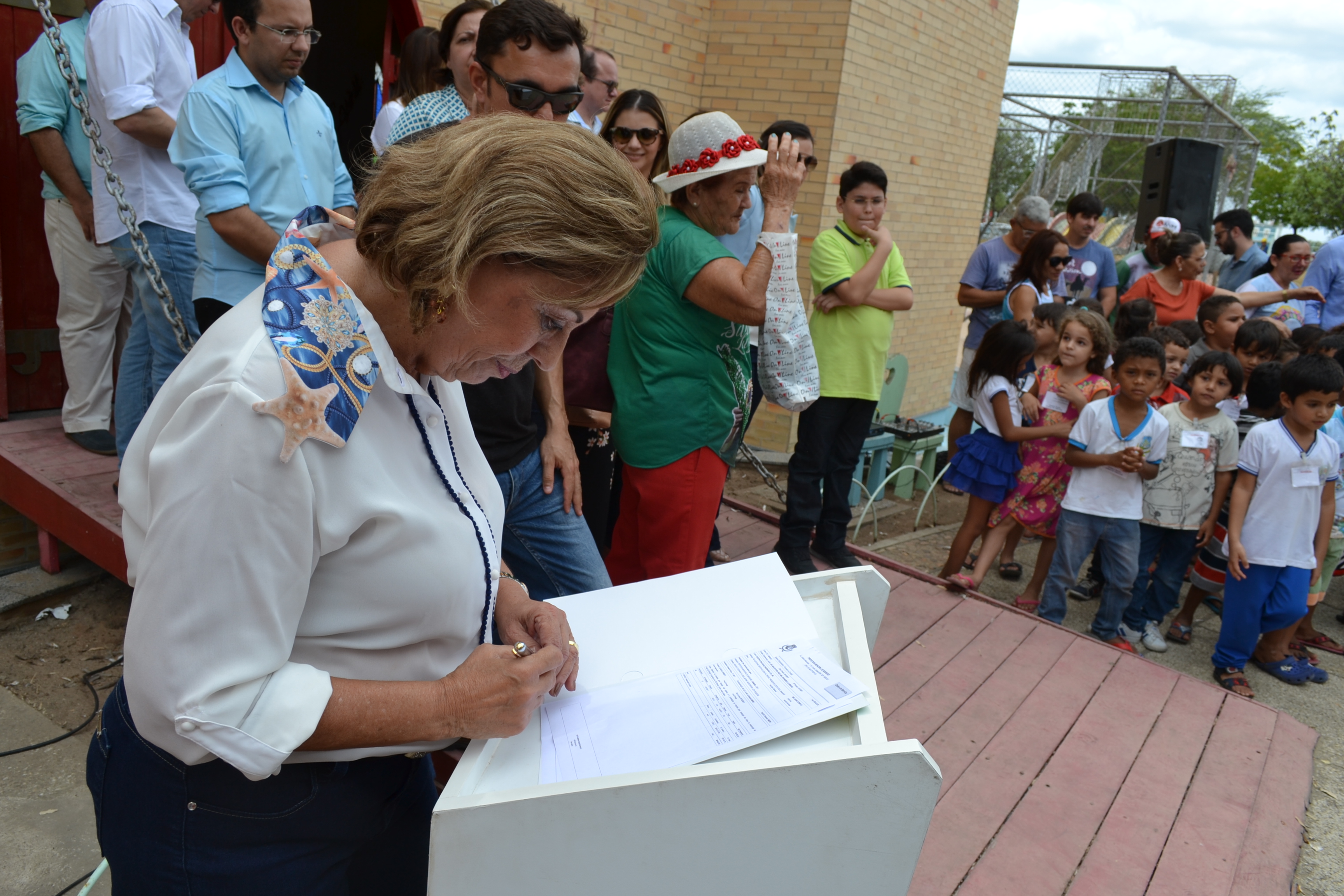 Rosalba assina ordem de serviço e obra de recuperação da Praça da Criança já é iniciada