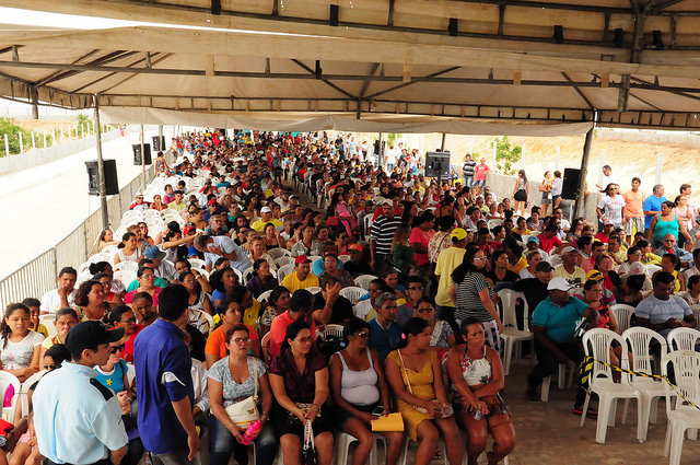 Famílias realizam o sonho da casa própria ao receberem as chaves do Residencial Odete Rosado