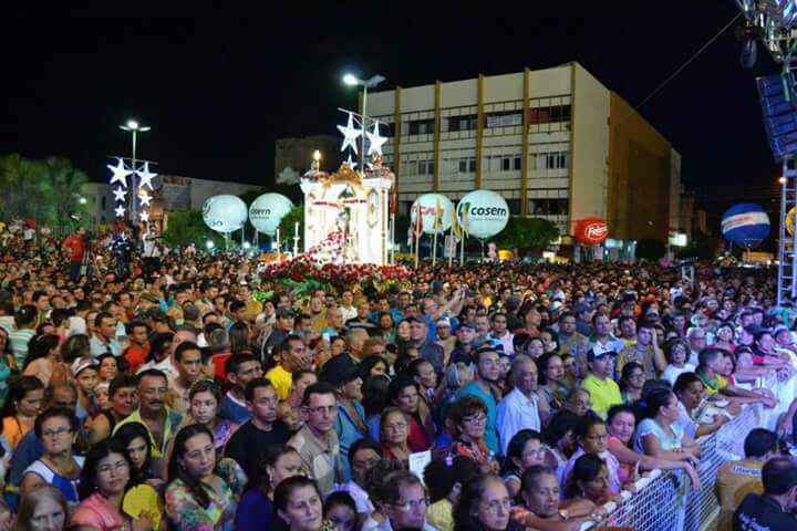 Prefeita Rosalba Ciarlini acompanha novena e oratório da padroeira Santa Luzia