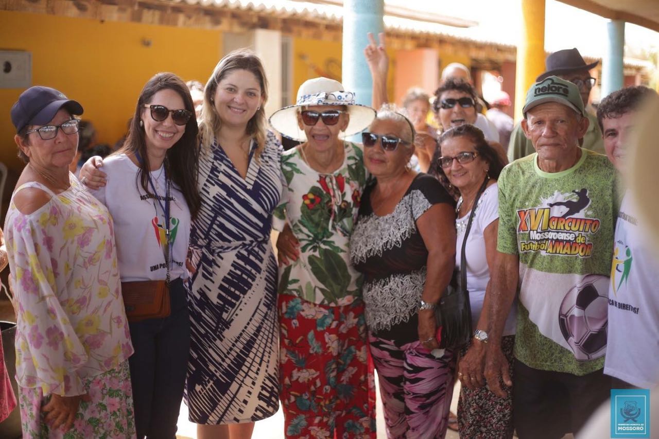 Idosos participam de confraternização na praia de Gado Bravo