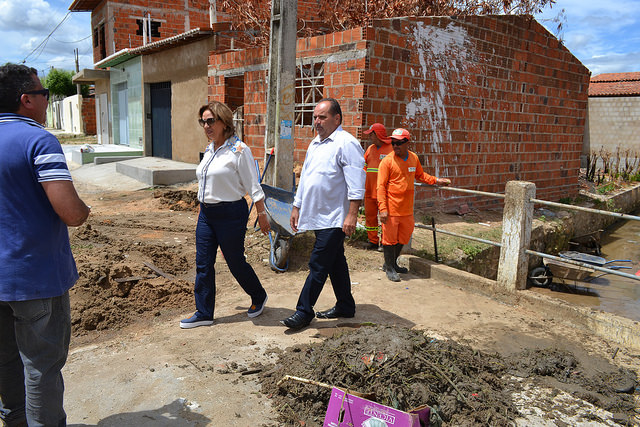 Prefeita Rosalba Ciarlini acompanha limpeza do canal do Thermas