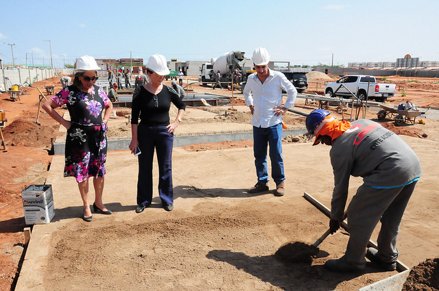 Prefeita visita obras do Village do Oeste