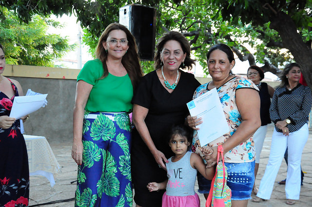 Município entrega títulos de posse a moradores do bairro Quixabeirinha