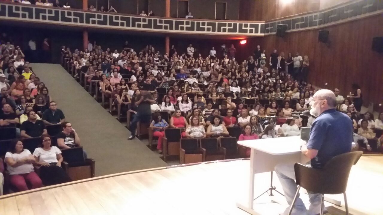 Professores lotam teatro na abertura do Ano Letivo 2018