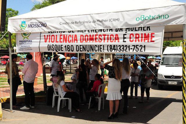 Ação em homenagem ao Dia da Mulher leva serviços à Praça Rodolfo Fernandes