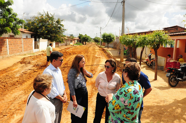 Prefeita assina ordem de serviço para calçamento e sinalização no Jucuri