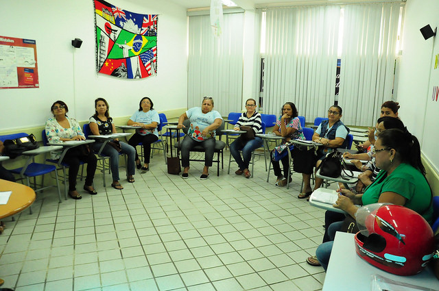 Aposentados e pensionistas do projeto Viver Melhor participam de curso de cupcakes e brigadeiros gourmet