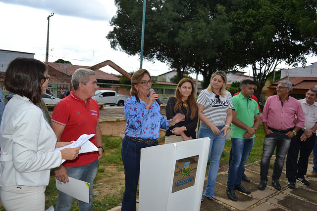 Prefeita destaca bom uso do IPTU ao assinar reforma da praça Maria Auxiliadora de Souza