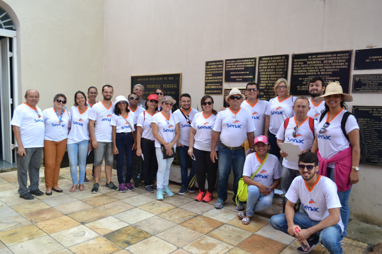 Curso de Orientador de Turismo realiza City Tour da Resistência