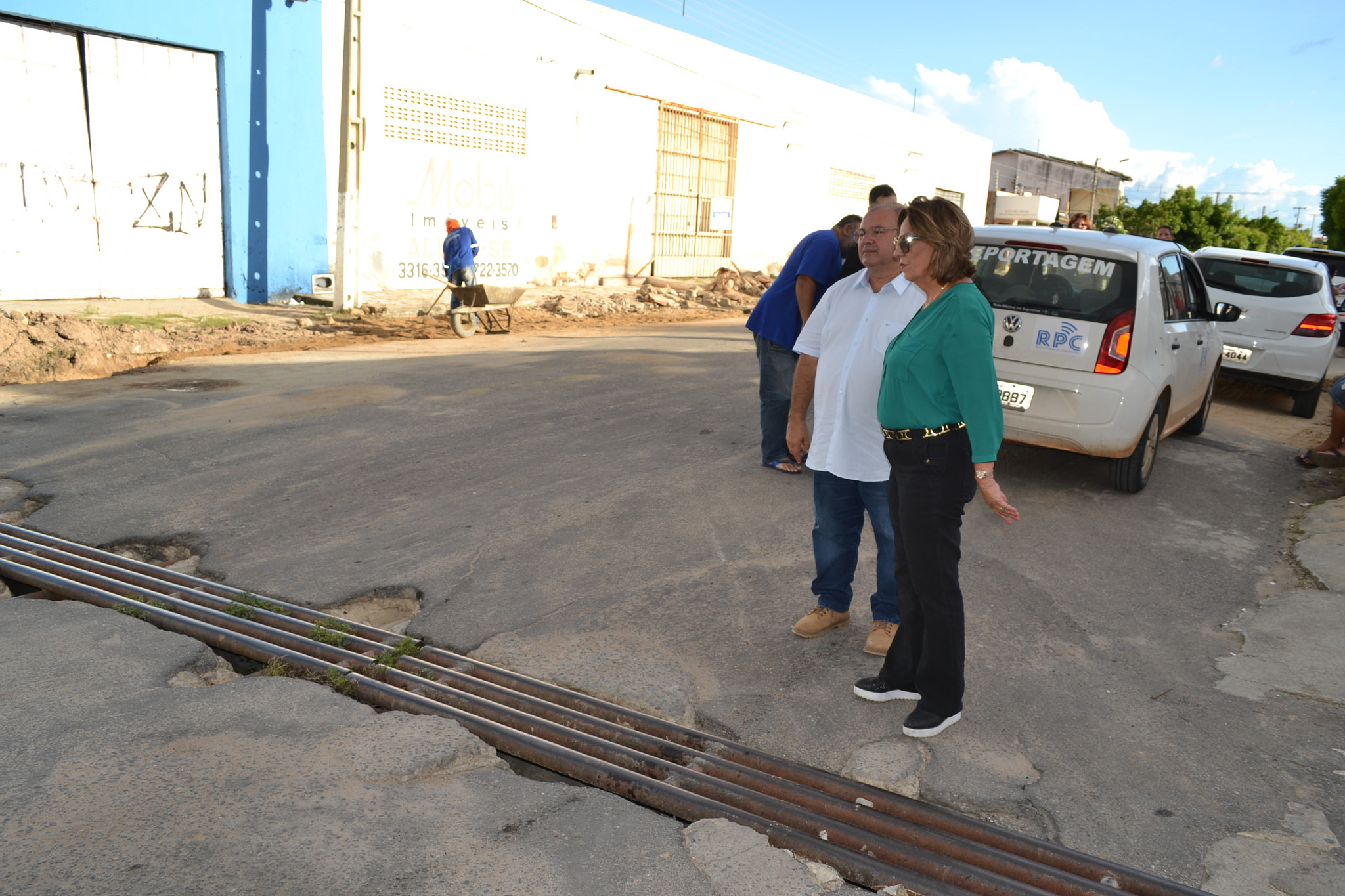 Prefeita visita obra de drenagem na Marechal Deodoro