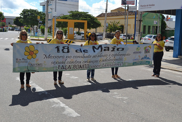 Campanha Faça Bonito leva alerta às pessoas nas ruas do Centro