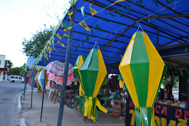 Quadriculado dos tecidos juninos e verde e amarelo da torcida brasileira já aquecem as vendas nas barracas de fogos