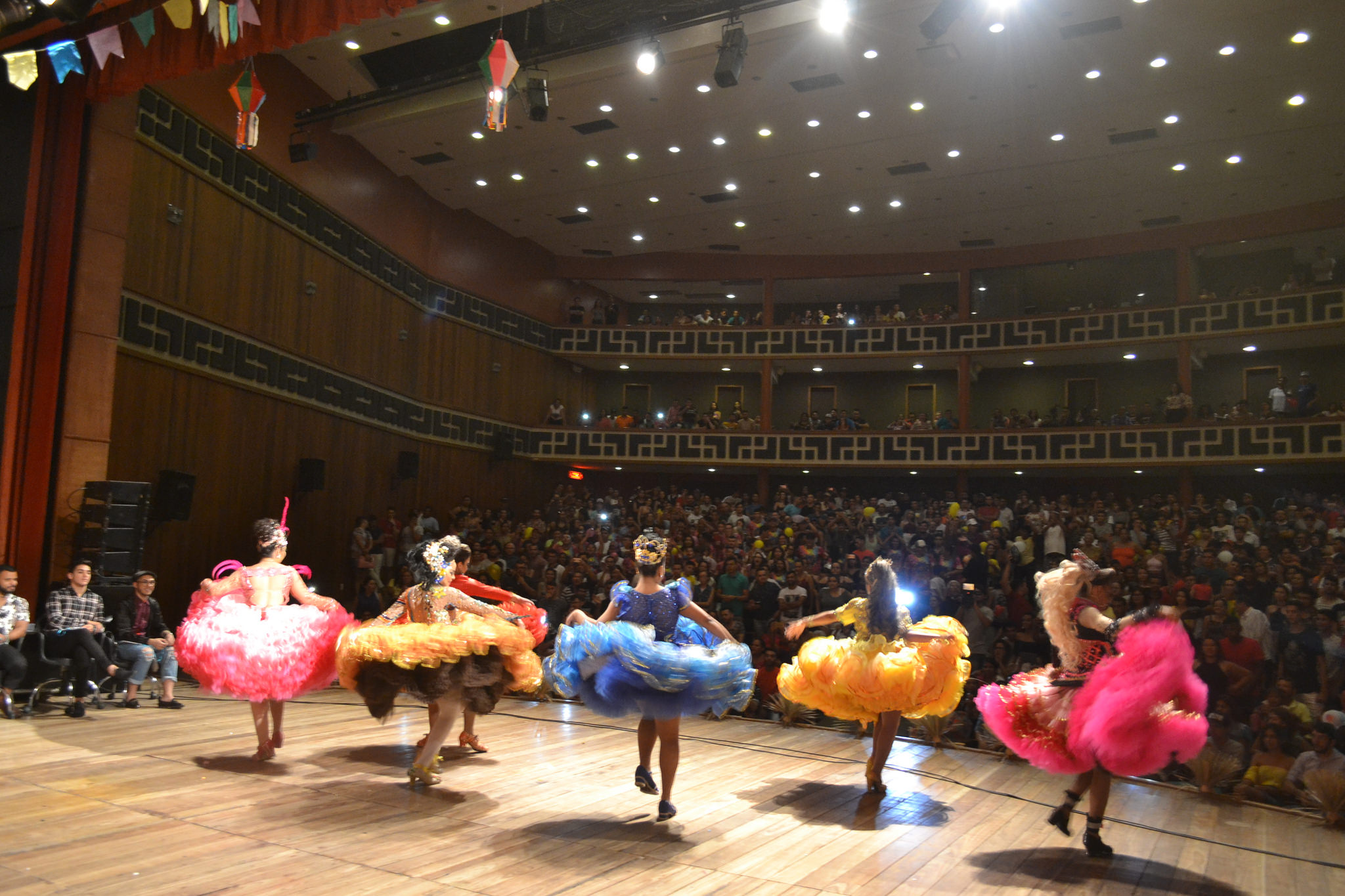 Público lota teatro no Concurso da Realeza Junina 2018