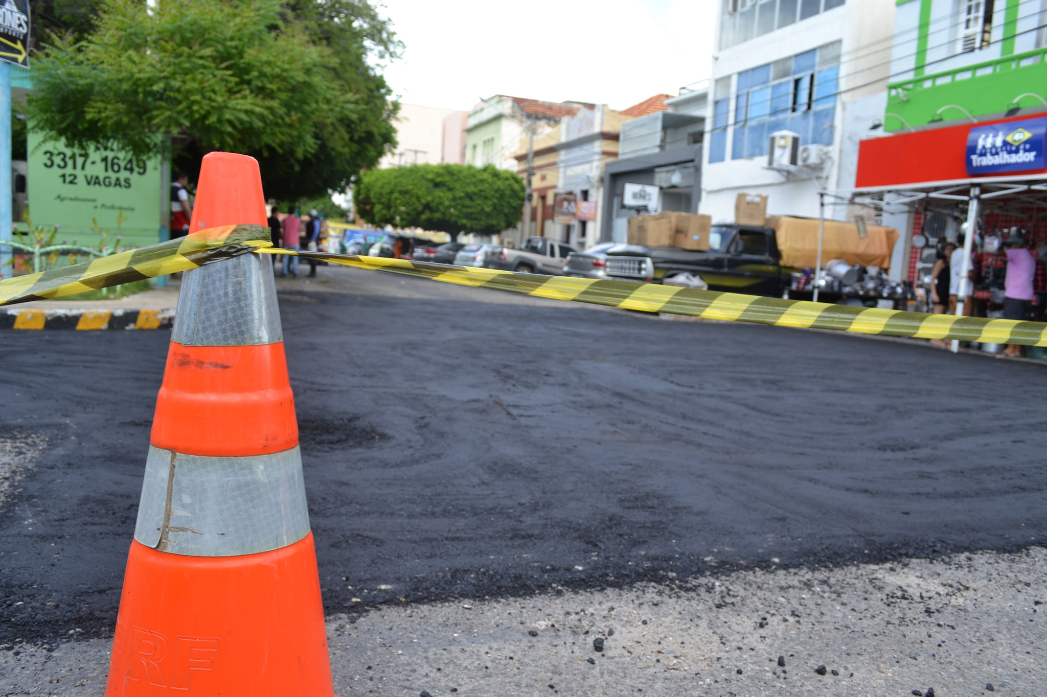 Operação tapa-buraco é realizada em trechos do Centro