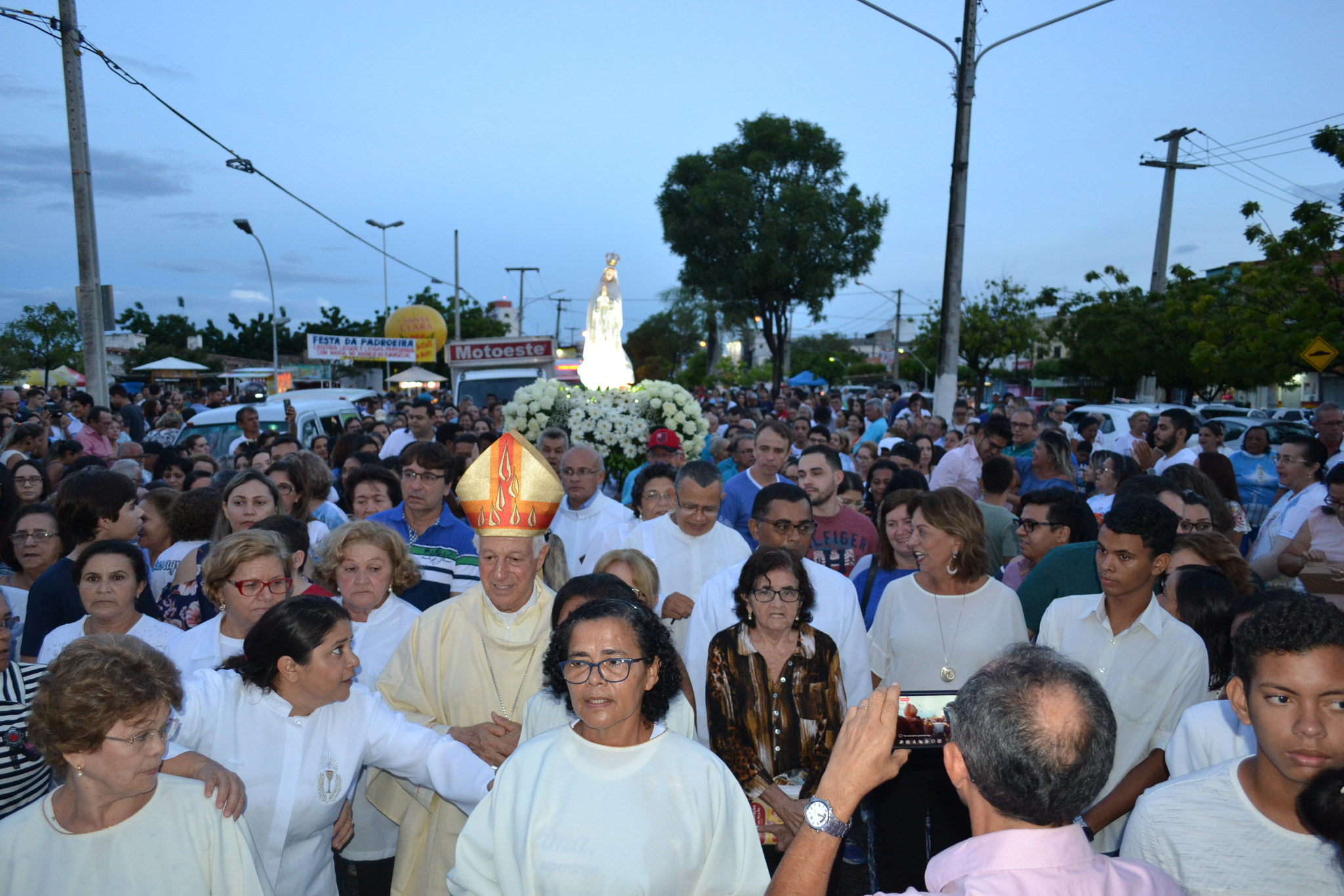 Prefeita acompanha procissão de Nossa Senhora de Fátima