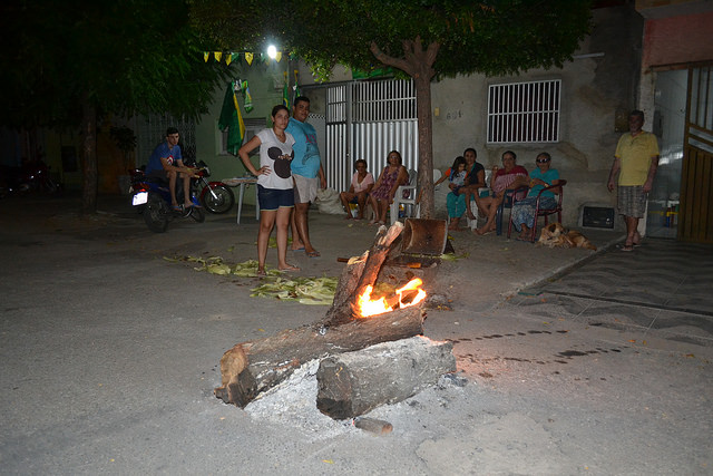 Tradição de comemorar São Pedro leva mossoroenses para as ruas em torno das fogueiras