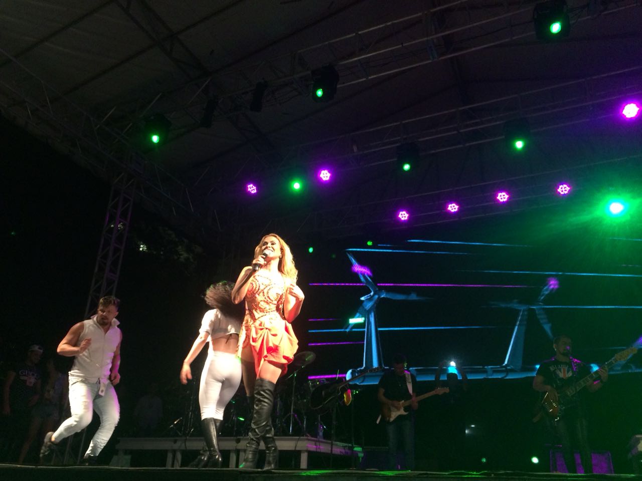 Fãs de Joelma se emocionam com show da cantora