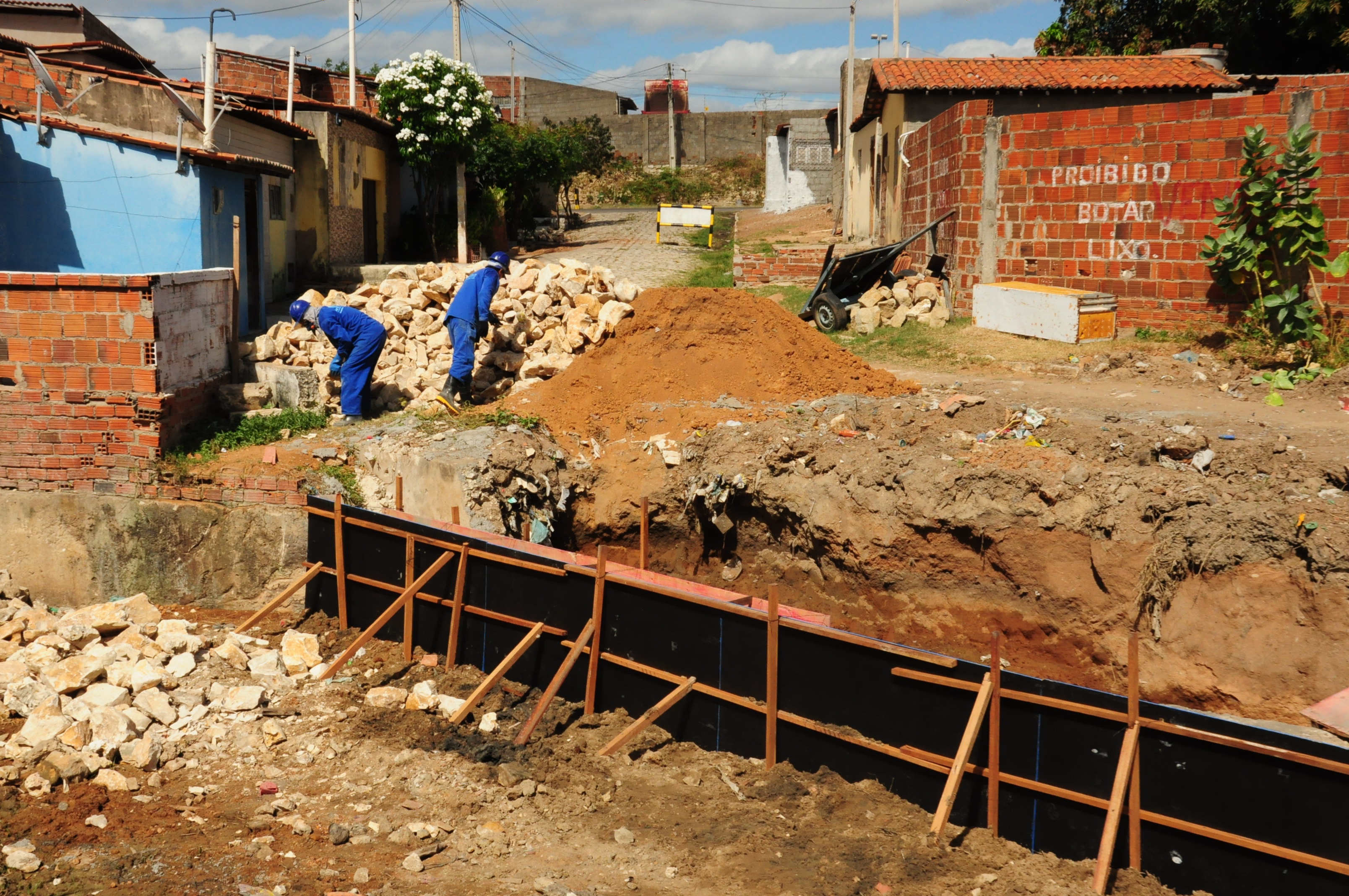 Serviços de drenagem são realizados em canais